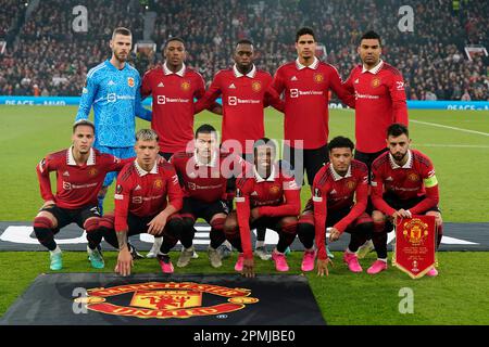 Manchester, Großbritannien. 13. April 2023. Manchester Utd Team Gruppe hintere Reihe von links: David De Gea, Anthony Martial, Aaron Wan-Bissaka, Raphael Varane und Casemiro. Erste Reihe von links: Antony, Lisandro Martinez, Marcel Sabitzer, Tyrell Malacia, Jadon Sancho und Bruno Fernandes von Manchester United während des Spiels der UEFA Europa League in Old Trafford, Manchester. Der Bildausdruck sollte lauten: Andrew Yates/Sportimage Credit: Sportimage/Alamy Live News Stockfoto