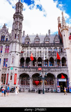 Fassade des neogotischen Gebäudes, das das Historium Brügge beherbergt. Marktplatz, Brügge, Westflandern, Belgien, Europa Stockfoto