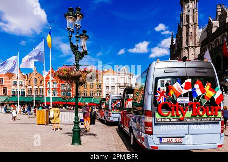 Sightseeing-Bus. Der Marktplatz ist der größte Platz in Brügge. Der Marktplatz wird seit 958 als Marktplatz genutzt und befindet sich im Herzen von Hi Stockfoto