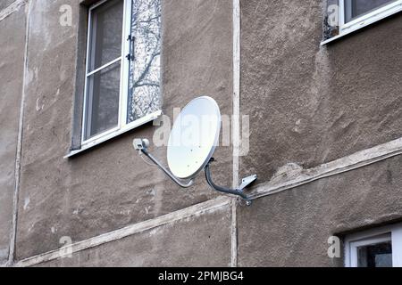Satellitenfernseher an der Wand eines Hauses Stockfoto