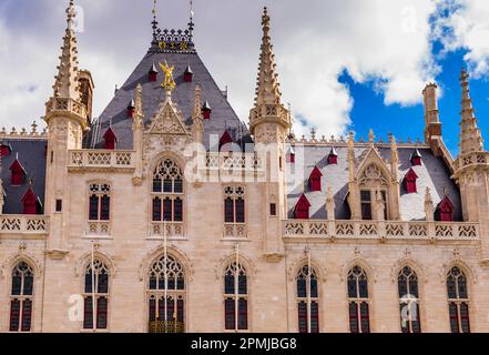 Fassade. Der Provinciaal Hof ist ein neogotisches Gebäude auf dem Marktplatz in Brügge. Es ist der ehemalige Treffpunkt der Provinz Stockfoto