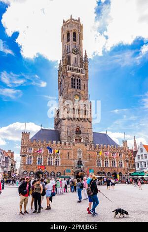 Der Glockenturm von Brügge ist ein mittelalterlicher Glockenturm im Zentrum von Brügge. Vom Marktplatz aus gesehen. Brügge, Westflandern, Belgien, Europa Stockfoto
