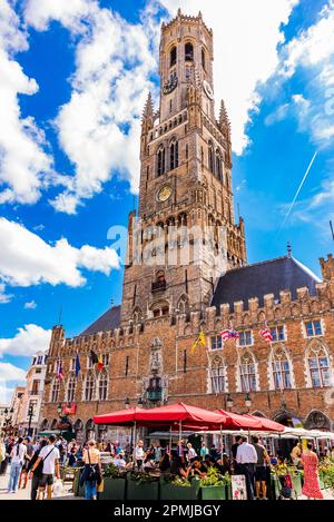 Der Glockenturm von Brügge ist ein mittelalterlicher Glockenturm im Zentrum von Brügge. Vom Marktplatz aus gesehen. Brügge, Westflandern, Belgien, Europa Stockfoto