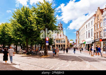Simon Stevin Square, Simon Stevinplein, dieser wunderschöne Platz, umgeben von Kalkbäumen, verdankt seinen Namen dem flämischen Mathematiker und Physiker Simo Stockfoto