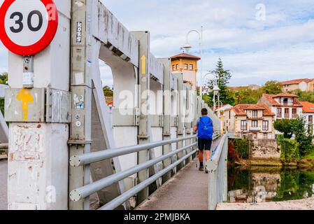 Der Northern Way, auch als Coastal Way bezeichnet, ist eine der Routen des Camino de Santiago, Way of Saint James. Brücke über den Deva-Fluss Stockfoto