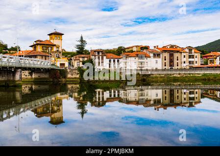 Bustio ist eines der friedlichsten Seefahrdörfer in Asturien, in einer Uferkurve der Tinamayor-Mündung, einer natürlichen Grenze zwischen Asturien und Stockfoto