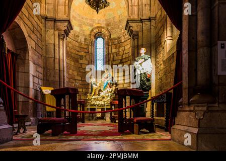 In der Apse gibt es eine Kapelle, die der Virgen del Rosario und San Pedro Poveda gewidmet ist. Das Heiligtum von Covandonga ist ein Denkmal, das unserem Jungen gewidmet ist Stockfoto