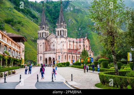 Das Heiligtum von Covandonga ist ein Denkmal, das unserer Lady von Covadonga gewidmet ist und der Schlacht von Covadonga gedenkt. Covadonga, Cangas de Onís, PRI Stockfoto