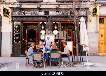 Traditionelle Taverne. Die Gäste teilen sich einen Tisch auf der Terrasse des Café Vergara, Calle de Vergara. Madrid hat eine wichtige gastronomische Tradition. Viele Aufl. Stockfoto