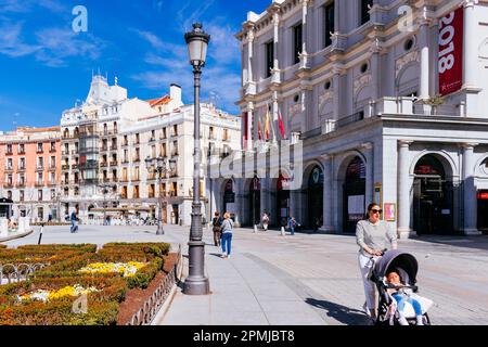 Teilblick auf die Plaza de Oriente mit westlicher Fassade des Königlichen Theaters (R) und Wohngebäuden, die in der zweiten Hälfte des 19. Jahrhunderts erbaut wurden Stockfoto