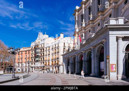 Teilblick auf die Plaza de Oriente mit westlicher Fassade des Königlichen Theaters (R) und Wohngebäuden, die in der zweiten Hälfte des 19. Jahrhunderts erbaut wurden Stockfoto