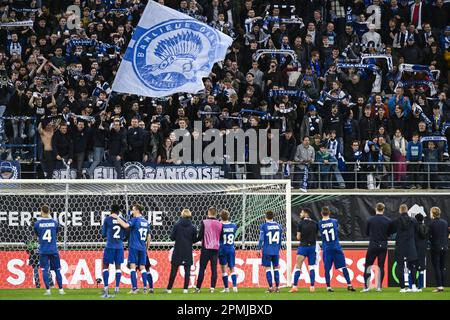 Gent, Belgien. 13. April 2023. Gents Fans wurden nach einem Fußballspiel zwischen dem belgischen KAA Gent und dem englischen West Ham United FC, einem Spiel der ersten Teilstrecke des Viertelfinals der UEFA Europa Conference League, am Donnerstag, den 13. April 2023 in Gent vorgestellt. BELGA FOTO TOM GOYVAERTS Kredit: Belga News Agency/Alamy Live News Stockfoto