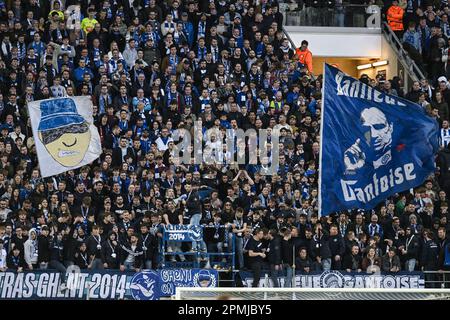 Gent, Belgien. 13. April 2023. Die Fans von Gent wurden bei einem Fußballspiel zwischen dem belgischen KAA Gent und dem englischen West Ham United FC, einem Spiel der ersten Teilstrecke des Viertelfinals der UEFA Europa Conference League, am Donnerstag, den 13. April 2023 in Gent vorgestellt. BELGA FOTO TOM GOYVAERTS Kredit: Belga News Agency/Alamy Live News Stockfoto