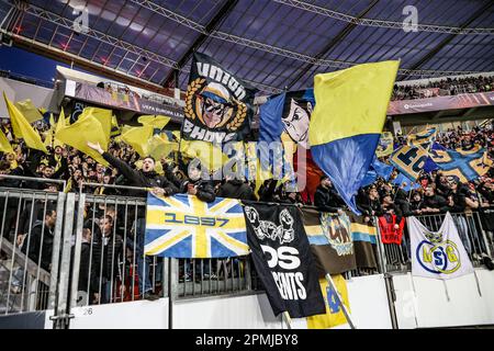 Leverkusen, Deutschland. 13. April 2023. Die Fans der Union wurden bei einem Fußballspiel zwischen der deutschen Bayer 04 Leverkusen und der belgischen Royale Union Saint-Gilloise, dem ersten Spiel des Viertelfinals der UEFA Europa League, am Donnerstag, den 13. April 2023 in Leverkusen, Deutschland, gezeigt. BELGA FOTO BRUNO FAHY Kredit: Belga News Agency/Alamy Live News Stockfoto