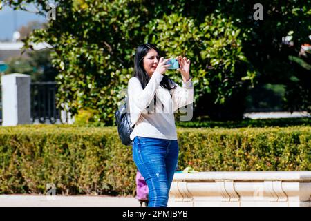 Eine Touristin, die Fotos mit dem Handy macht Stockfoto