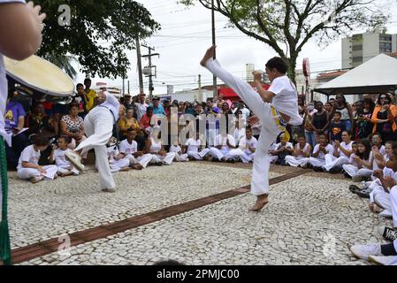 Stadt: Marília, São Paulo, Brasilien, 04. April 2023: Präsentation von Capoeira, einem traditionellen Kunstsport in Brasilien, auf einem Stadtplatz, auf dem viele Menschen zuschauen Stockfoto