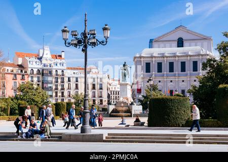 Personen auf der Plaza de Oriente, die Reiterstatue von Philip IV. Und das Königliche Theater im Hintergrund. Madrid, Comunidad de madrid, Spanien, Europa Stockfoto