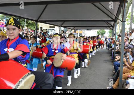 Stadt: Marília, São Paulo, Brasilien, 04. April 2023: Präsentation der japanischen Kultur auf dem Platz zum Jubiläum der Stadt mit großen Trommeln und viel PEO Stockfoto