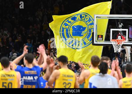 Berlin, Deutschland. 13. April 2023. Berlin, Deutschland. April 13. 2023: Die Fans fliegen während des Spiels EuroLeague - ALBA Berlin gegen ASVEL Villeurbanne - Mercedes Benz Arena eine Flagge. Berlin, Deutschland. (Ryan Sleiman /SPP) Guthaben: SPP Sport Press Photo. Alamy Live News Stockfoto