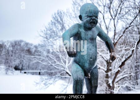 Vigeland Sculpture Park, Oslo, Norwegen - die Angry Boy Statue auf der Brücke inmitten der verschneiten Landschaft des Vigeland Park Stockfoto