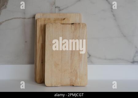 Holzbretter auf Küchenarbeitsplatten. Satz Holzspanplatten in verschiedenen Größen. Stockfoto