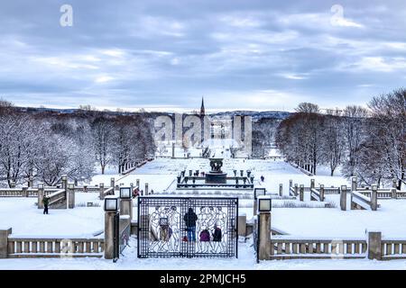 Vigeland Skulpturenpark, Oslo, Norwegen - von Touristen umgebener Park aus der Vogelperspektive mit schneebedeckten Steinbrunnen Stockfoto