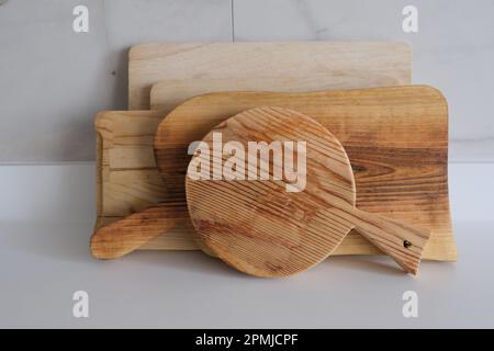 Holzbretter auf Küchenarbeitsplatten. Satz Holzspanplatten in verschiedenen Größen. Stockfoto