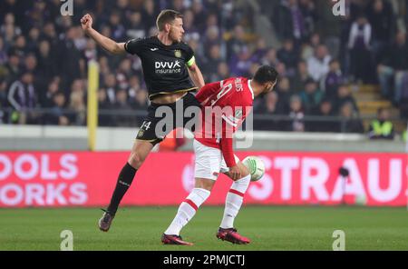 Brüssel, Belgien. 13. April 2023. Jan Vertonghen von Anderlecht und Vangelis Pavlidis von AZ kämpfen um den Ball während eines Fußballspiels zwischen dem belgischen RSC Anderlecht und dem niederländischen AZ Alkmaar, einem ersten Teilspiel der Viertelfinale der UEFA Europa Conference League, am Donnerstag, den 13. April 2023 in Brüssel. BELGA PHOTO VIRGINIE LEFOUR Kredit: Belga News Agency/Alamy Live News Stockfoto