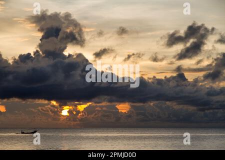 Fischerboot mit bedrohlichen Wolken über dem Südchinesischen Meer in Phu Quoc, Vietnam Stockfoto