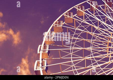 Riesenrad gegen den Himmel Stockfoto