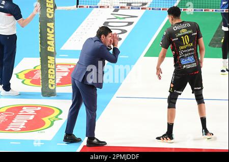 Civitanova Marche, Italien. 13. April 2023. Gianlorenzo Blengini (Coach von Cucine Lube Civitanova) und Barthelemy Chinenyeze #10 (Cucine Lube Civitanova) während des Play Off Semifinals - Cucine Lube Civitanova vs Allianz Milano, Volleyball Italian Serie A Men SuperLeague Championship in Civitanova Marche, Italien, April 13 2023 Live Photo Agency/Alamy Credit: Independent Photo News Stockfoto