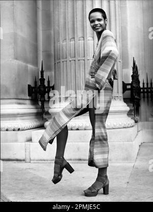 03. November 1971 London, England, Großbritannien: Mary Quant Spring '72 Kollektion: Das Bild zeigt: Heu trägt die Sunshine Alley, ein gemütliches, weithalsiges Kleid mit Streifenmuster. (Kreditbild: © Keystone Press Agency/ZUMA Press Wire) NUR REDAKTIONELLE VERWENDUNG! Nicht für den kommerziellen GEBRAUCH! Stockfoto