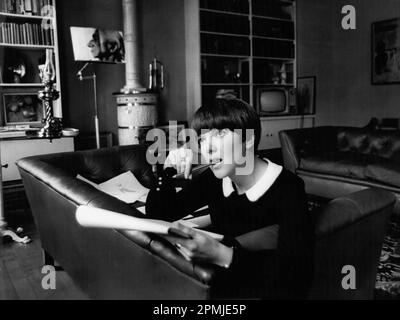 1968 London, England, Großbritannien: Modedesignerin MARY QUANT zu Hause auf der Suche nach Inspirationen ist Kleid - Designerin Mary Quant, die sie bei der Arbeit in ihrer Wohnung in Chelsea gesehen hat. (Kreditbild: © Keystone Press Agency/ZUMA Press Wire) NUR REDAKTIONELLE VERWENDUNG! Nicht für den kommerziellen GEBRAUCH! Stockfoto