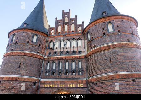 Holstentor des 15. Jahrhunderts, Holstentorplatz, Lübeck, Schleswig-Holstein, Bundesrepublik Deutschland Stockfoto