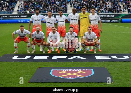 Gent, Belgien. 13. April 2023. West Ham United stellt sich vor dem UEFA Conference League Quarter Final auf der ersten Etappe zwischen K.A.A. auf Gent und West Ham United in der Ghelamco Arena am 13. 2023. April in Gent, Belgien. (Foto: Daniel Chesterton/phcimages.com) Kredit: PHC Images/Alamy Live News Stockfoto