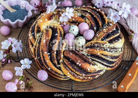 osterbäckerei Hefegeflecht mit Mohnfüllung Stockfoto