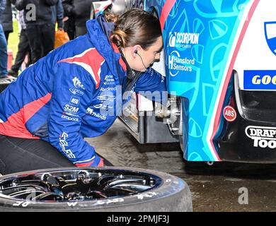 Brands Hatch Circuit, Longfield, Kent, Großbritannien, am 12. April 2023. Mechaniker arbeiten am Auto von Tom Ingram in der Koppel des Kwik Fit British Touring Ca Stockfoto