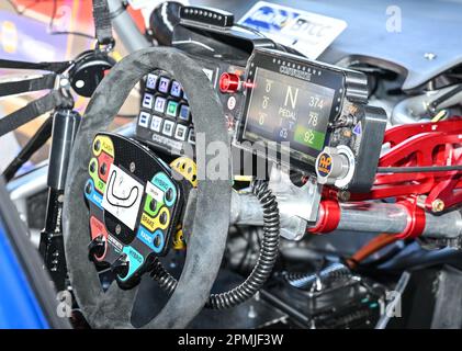 Brands Hatch Circuit, Longfield, Kent, Großbritannien, am 12. April 2023. Das Lenkrad des Autos, angetrieben von Daniel Rowbottom, während er in den Boxen des Kwik FI war Stockfoto