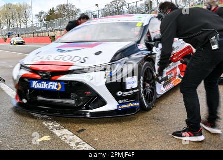 Brands Hatch Circuit, Longfield, Kent, Großbritannien, am 12. April 2023. Rory Butcher fährt während der Kwik Fit British Touring Car Championships ( Stockfoto