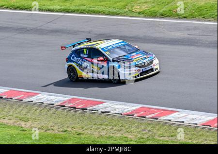Brands Hatch Circuit, Longfield, Kent, Großbritannien, am 12. April 2023. Andrew Watson bei der Kwik Fit British Touring Car Championships (BTCC) 2023 Season Launch Stockfoto