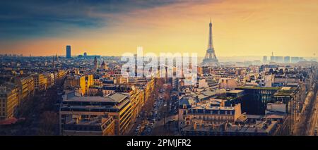 Sightseeing Paris Panorama mit Blick auf den Eiffelturm, Frankreich. Wunderschönes pariser Stadtbild bei Sonnenuntergang. Romantischer Blick über die Dächer des historischen B Stockfoto