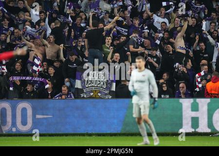 BRÜSSEL - RSC Anderlecht-Fans während des Viertelfinalspiels der UEFA Conference League zwischen RSC Anderlecht und AZ Alkmaar im Lotto Park-Stadion am 13. April 2023 in Brüssel, Belgien. ANP ED VAN DE POL Stockfoto