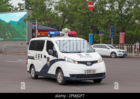 Peking, China - August 07 2018: Polizeivan parkt in einer Straße der Hauptstadt. Stockfoto