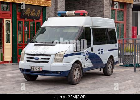 Peking, China - August 07 2018: Polizeivan parkt in einer Straße der Hauptstadt. Stockfoto