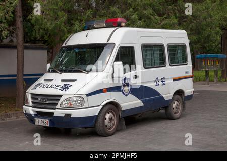 Peking, China - August 07 2018: Polizeiwagen parkt in einer Straße der chinesischen Hauptstadt. Stockfoto