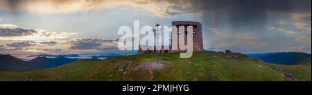 Sommersonnenaufgang-Aussichtsplattform mit Panoramablick auf den Gipfel des Pip Ivan mit dem Kreuz des christentums in der Nähe (Chornogora Ridge, Karpaten, Ukraine). Stockfoto