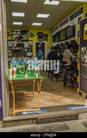 Neapel, Italien - 2. April 2023: Kleine Pappmodelle von Spielern des SSC-Teams Neapel, die einen Wettshop im Centro Storico in Neapel dekorieren Stockfoto