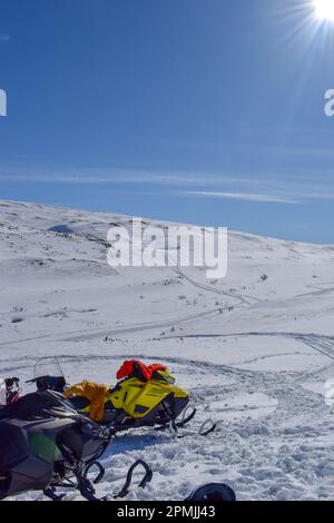 Schneetextur. Windgeformte Muster auf Schneeoberfläche. Wind in der Tundra und in den Bergen auf der Oberfläche der Schneeformen und -Kämme. Stockfoto