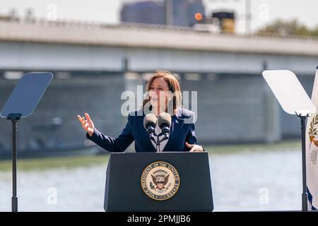 US-Vizepräsident Kamala Harris hält Vorträge auf einer Veranstaltung „Investing in America“ in Washington, DC, USA. 13. April 2023. $72 Millionen US-Dollar wurden für die Modernisierung des vierspurigen, 395 km nördlich gelegenen Abschnitts der 14. Brücke bereitgestellt. Die 73 Jahre alte Brücke ist für mehr als 88.000 Fahrzeuge pro Tag ausgelegt und erfordert ständige Reparaturen. Kredit: Abaca Press/Alamy Live News Stockfoto