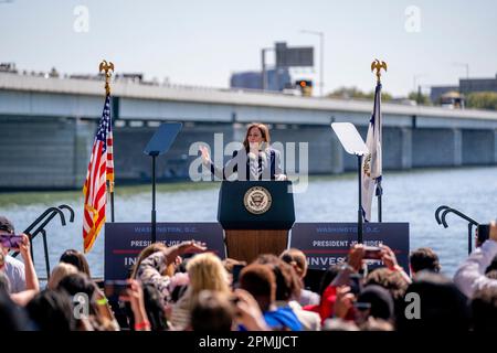 Washington, DC, USA. 13. April 2023. US-Vizepräsident Kamala Harris hält Vorträge auf einer Veranstaltung „Investing in America“ in Washington, DC, USA. 13. April 2023. $72 Millionen US-Dollar wurden für die Modernisierung des vierspurigen, 395 km nördlich gelegenen Abschnitts der 14. Brücke bereitgestellt. Die 73 Jahre alte Brücke ist für mehr als 88.000 Fahrzeuge pro Tag ausgelegt und erfordert ständige Reparaturen. Kredit: Abaca Press/Alamy Live News Stockfoto